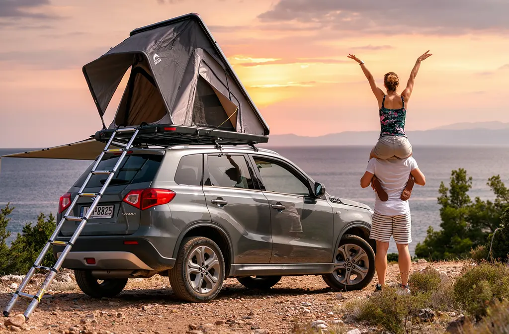 Tente de toit ouverte sur un SUV compact au coucher de soleil avec un couple profitant du panorama.